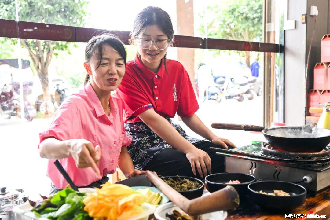 全网追的“扁担女孩”,找了一份暑假工,时薪12元 - 南充生活资讯 - 南充28生活网 nanchong.28life.com