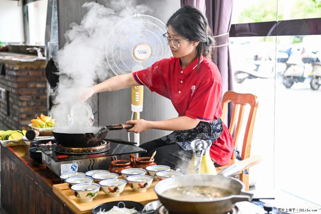全网追的“扁担女孩”,找了一份暑假工,时薪12元 - 南充生活资讯 - 南充28生活网 nanchong.28life.com
